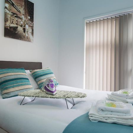 Townhouse @ West Avenue Crewe Bed & Breakfast ภายนอก รูปภาพ