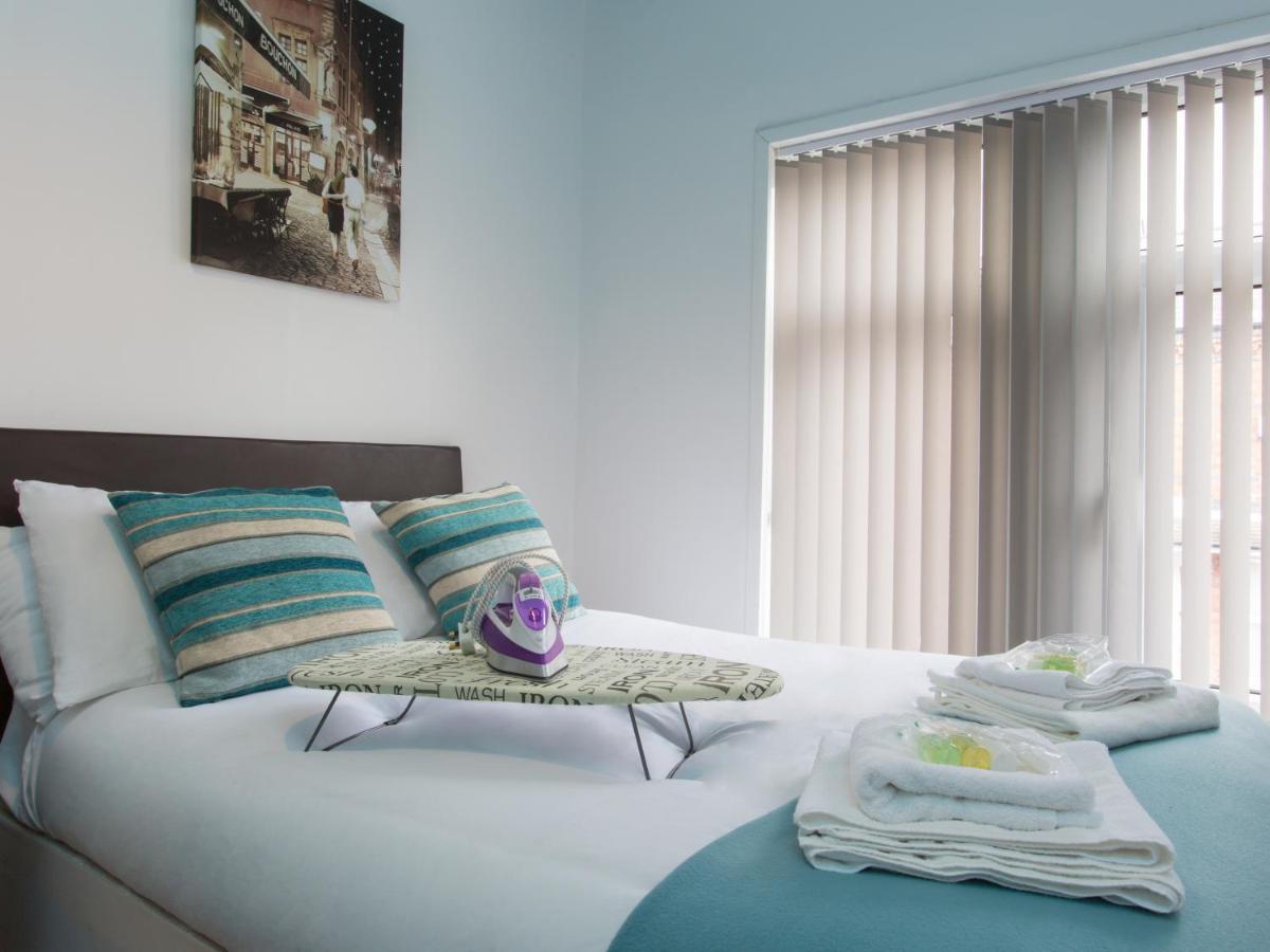 Townhouse @ West Avenue Crewe Bed & Breakfast ภายนอก รูปภาพ