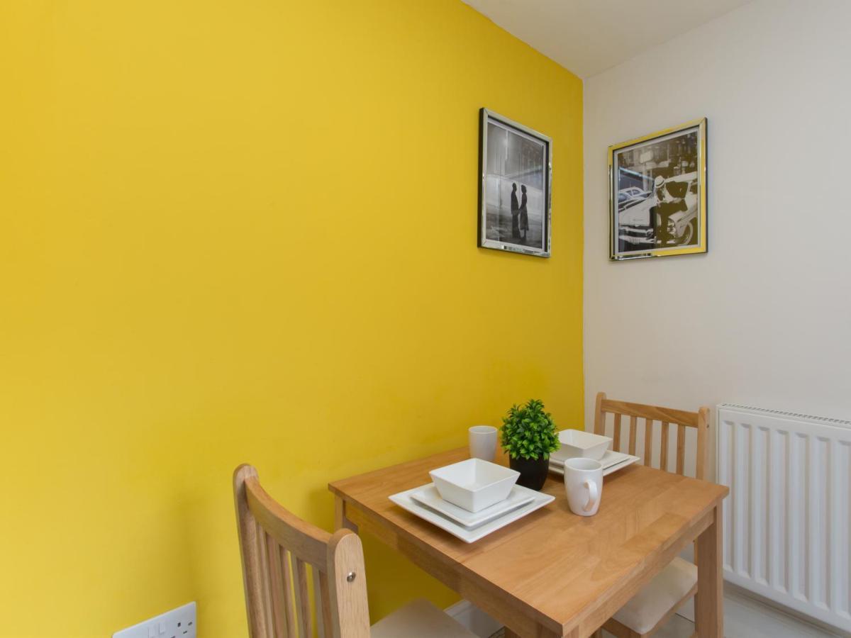 Townhouse @ West Avenue Crewe Bed & Breakfast ภายนอก รูปภาพ