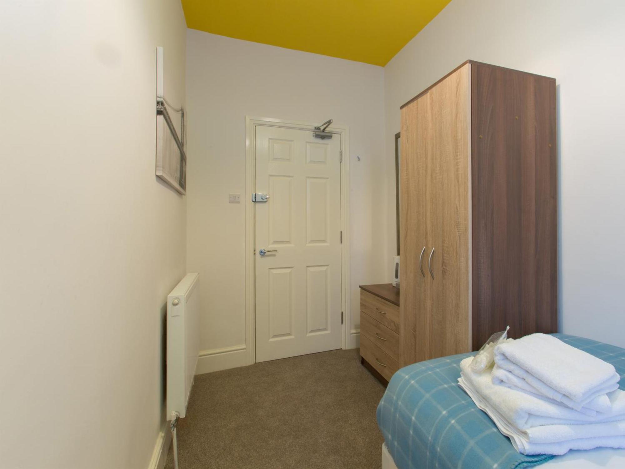 Townhouse @ West Avenue Crewe Bed & Breakfast ภายนอก รูปภาพ