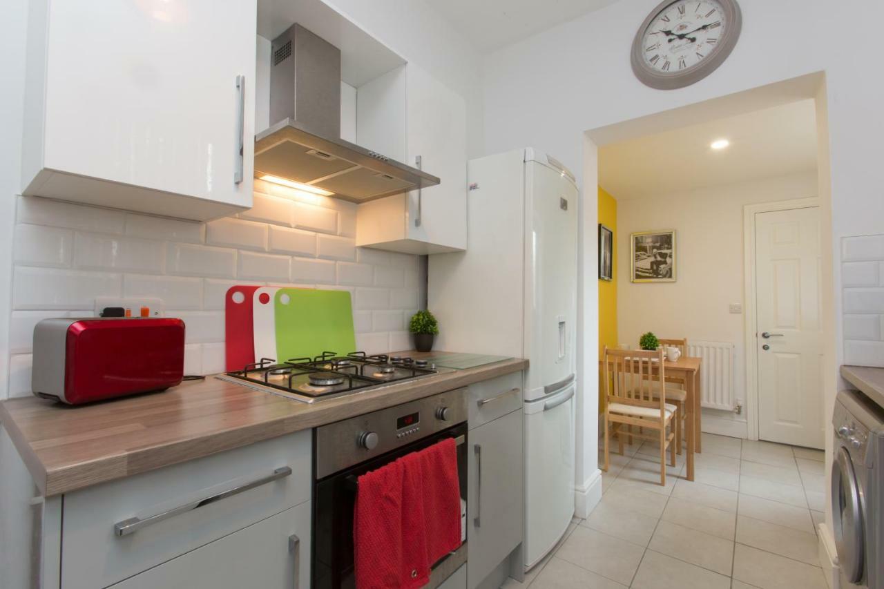 Townhouse @ West Avenue Crewe Bed & Breakfast ภายนอก รูปภาพ