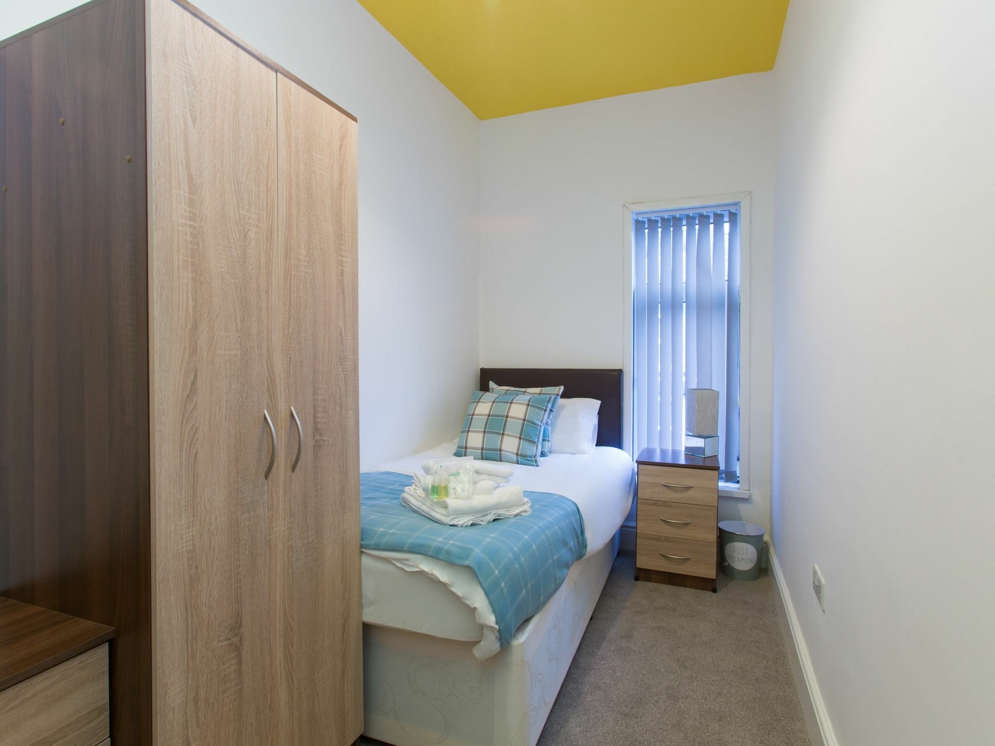 Townhouse @ West Avenue Crewe Bed & Breakfast ภายนอก รูปภาพ