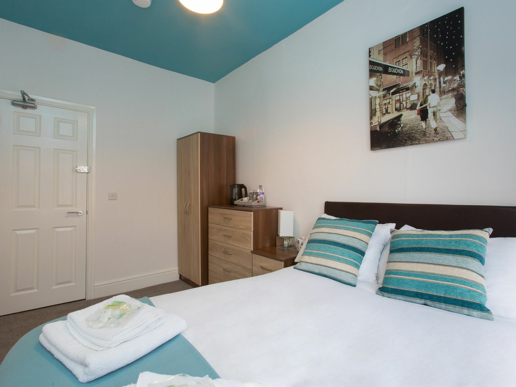 Townhouse @ West Avenue Crewe Bed & Breakfast ภายนอก รูปภาพ