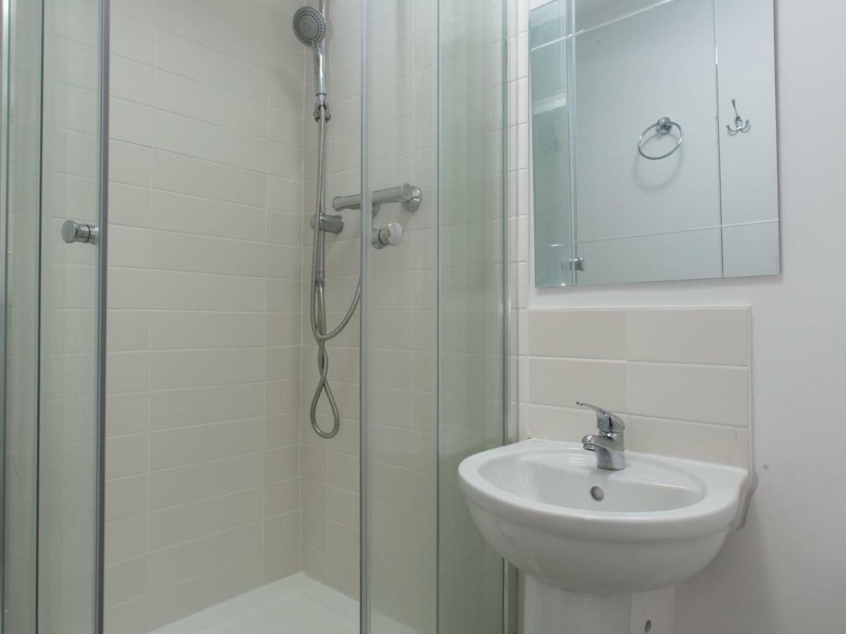 Townhouse @ West Avenue Crewe Bed & Breakfast ภายนอก รูปภาพ